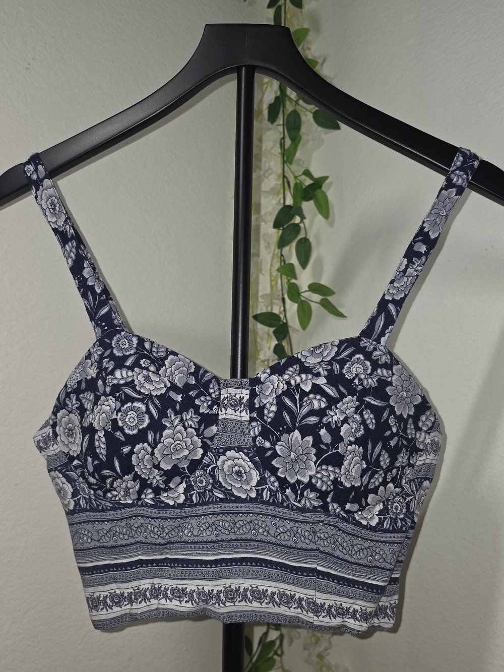American Eagle Outfitters Navy and White Floral Cropped Cami